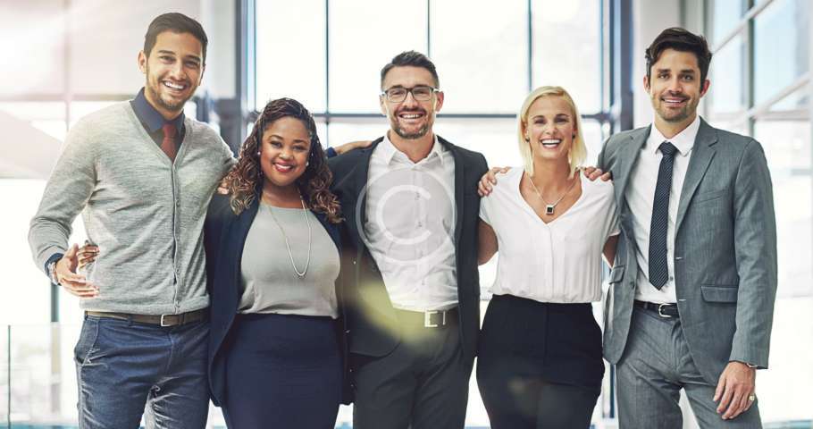 Un grupo de abogados de familia posando para una foto.