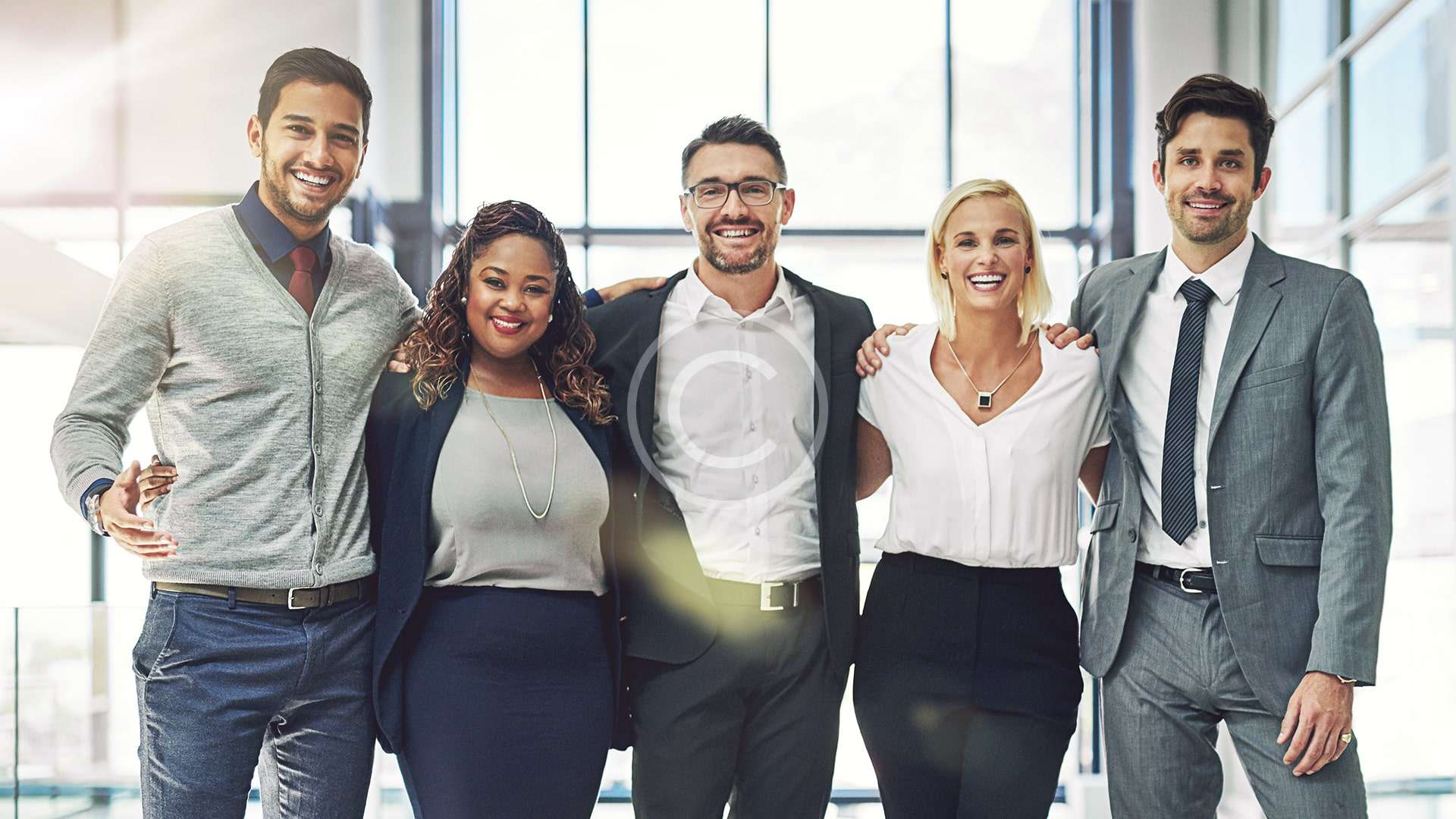 Un grupo de abogados de familia posando para una foto.