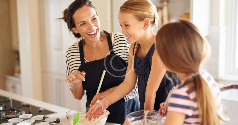 Una familia cocinando en la cocina.