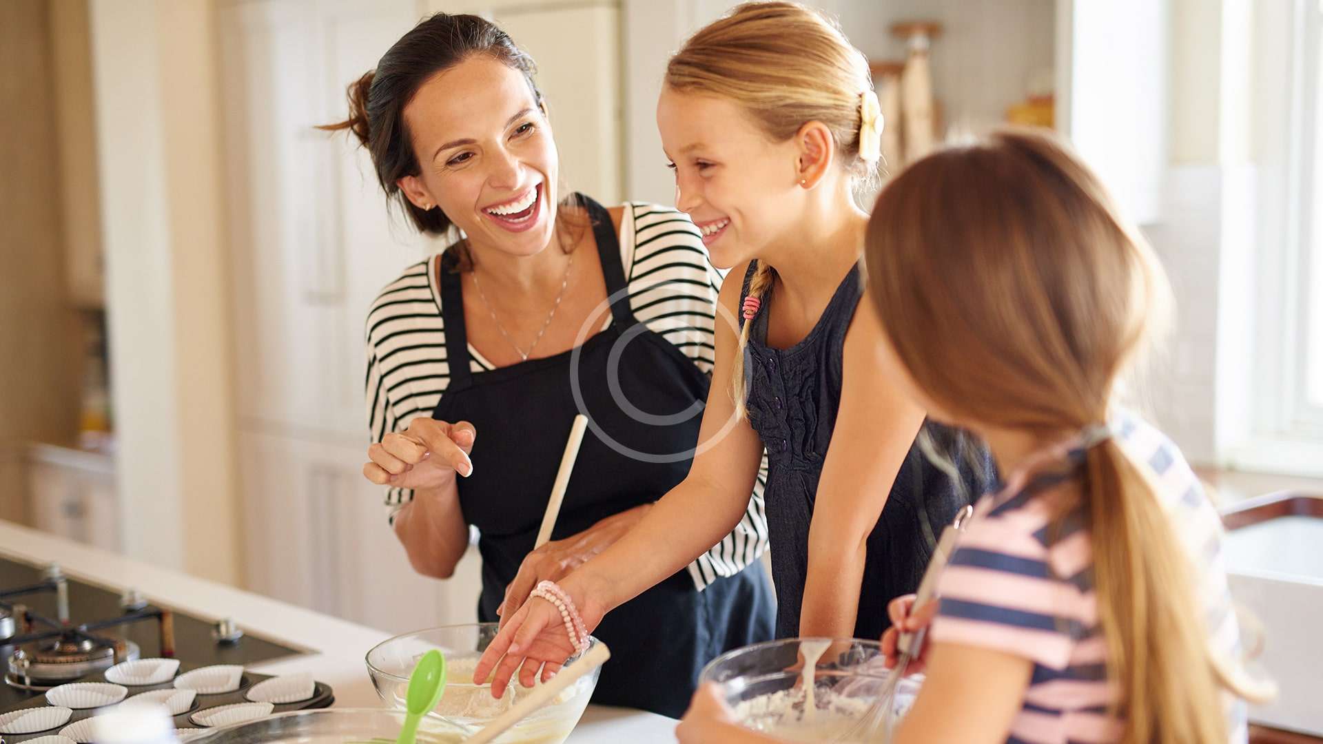 Una familia cocinando en la cocina.