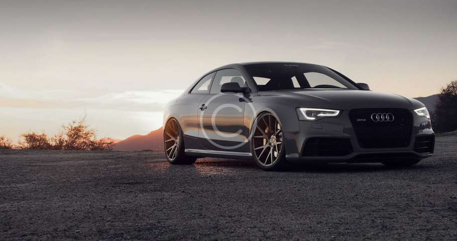 El Audi RS5 está estacionado en la carretera al atardecer.
