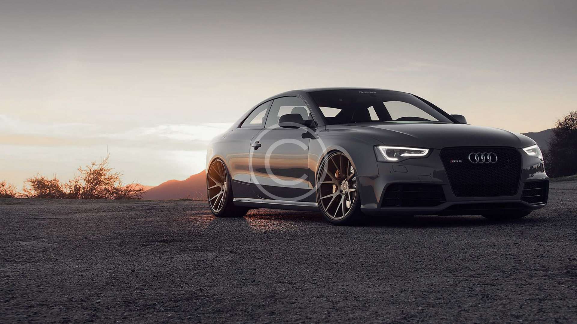El Audi RS5 está estacionado en la carretera al atardecer.