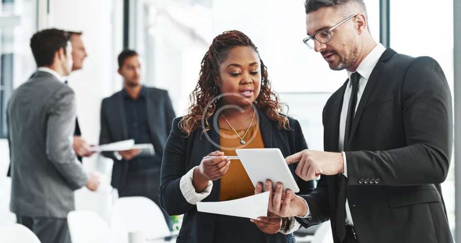 Dos abogados de familia mirando un documento en una oficina.
